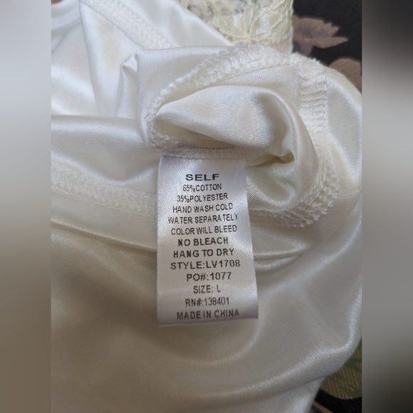 Lace dress - Picture 6 of 6